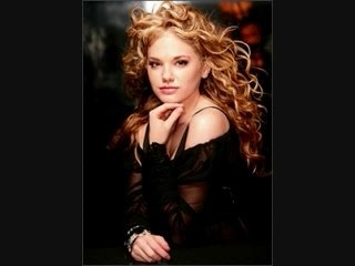 Delphine Liez, une des voix du soap AMOUR GLOIRE ET BEAUTE