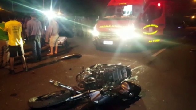 Motociclista tem lesões gravíssimas em colisão com carro