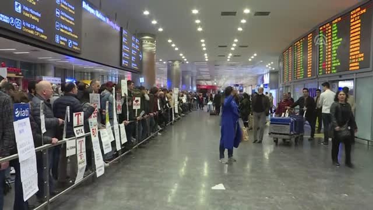 Bakan Turhan Atatürk Havalimanı'ndan Kalkan Son Uçağı Uğurladı