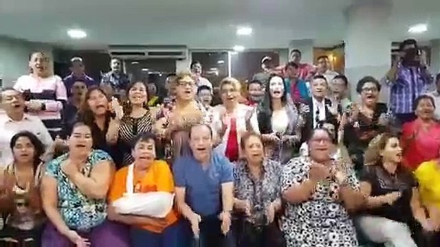 Ecuatorianos le Canta Feliz Cumpleaños Al Ex Mandatario Rafael Correa