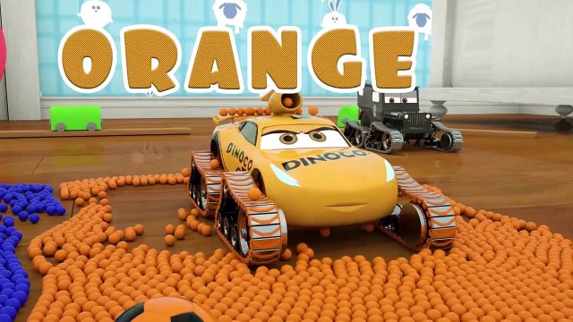 Marteau jouet frapper les voitures. Voitures mcqueen changement de peintures dans un garage magique