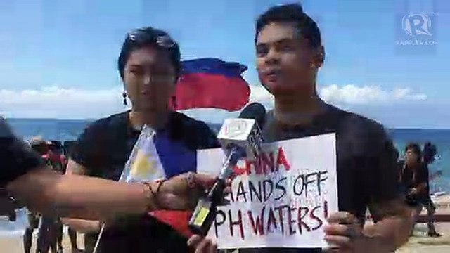 Otso Diretso supporters raise PH flags to oppose Chinese vessel in Batangas