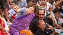 Priyanka Gandhi ने Gaziabad में Road Show के दौरान समर्थकों के साथ ली Selfie | वनइंड़िया हिंदी