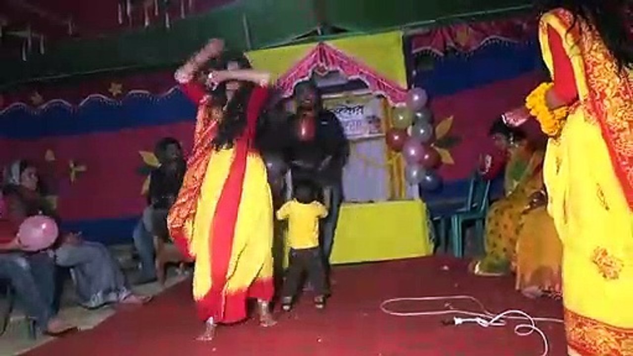 বিয়ে বাড়ির অস্থির ড্যান্স না দেখলেই মিস