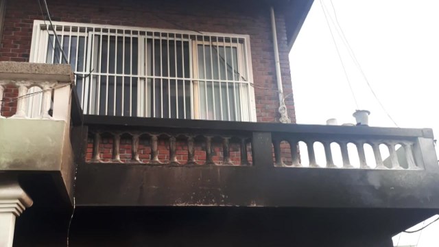 부산 감만동 2층 주택 화재...거주자 모두 대피 / YTN