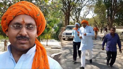 नामांकन के लिए सड़क पर दौड़ते हुए पहुंचा प्रत्याशी, बोला- रेस में आगे निकलना चाहता हूं