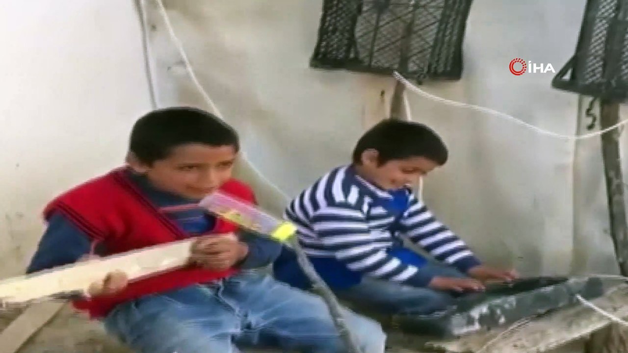 Miniklerin yaptığı müzik sosyal medyayı salladı...Plastik kasalardan hoparlör, tahta parçalarından enstrüman yaptılar