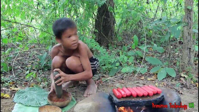 La Technologie Primitive - Manger de délicieux Cuisson des hot-dogs sur un rocher