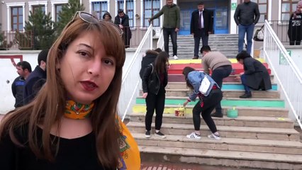 Aday öğretmenler okulun merdivenlerini boyadı - SİVAS