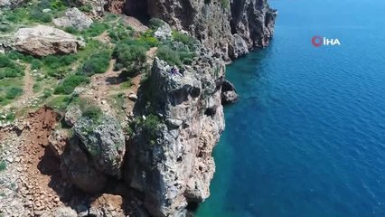 Gençlerin 30 Metrelik Uçurumda Drone İmtihanı Böyle Görüntülendi