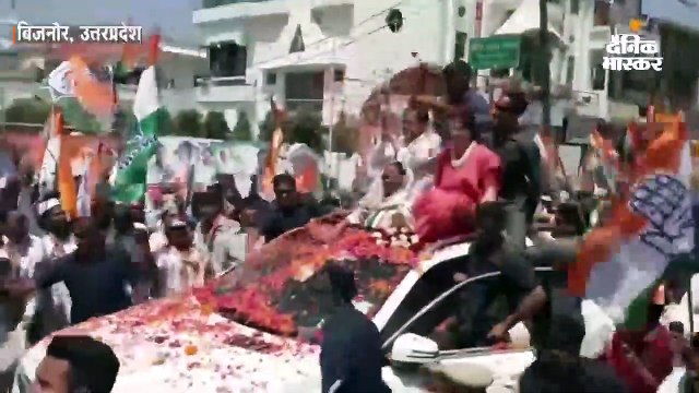 प्रियंका गांधी का रोड शो शुरू