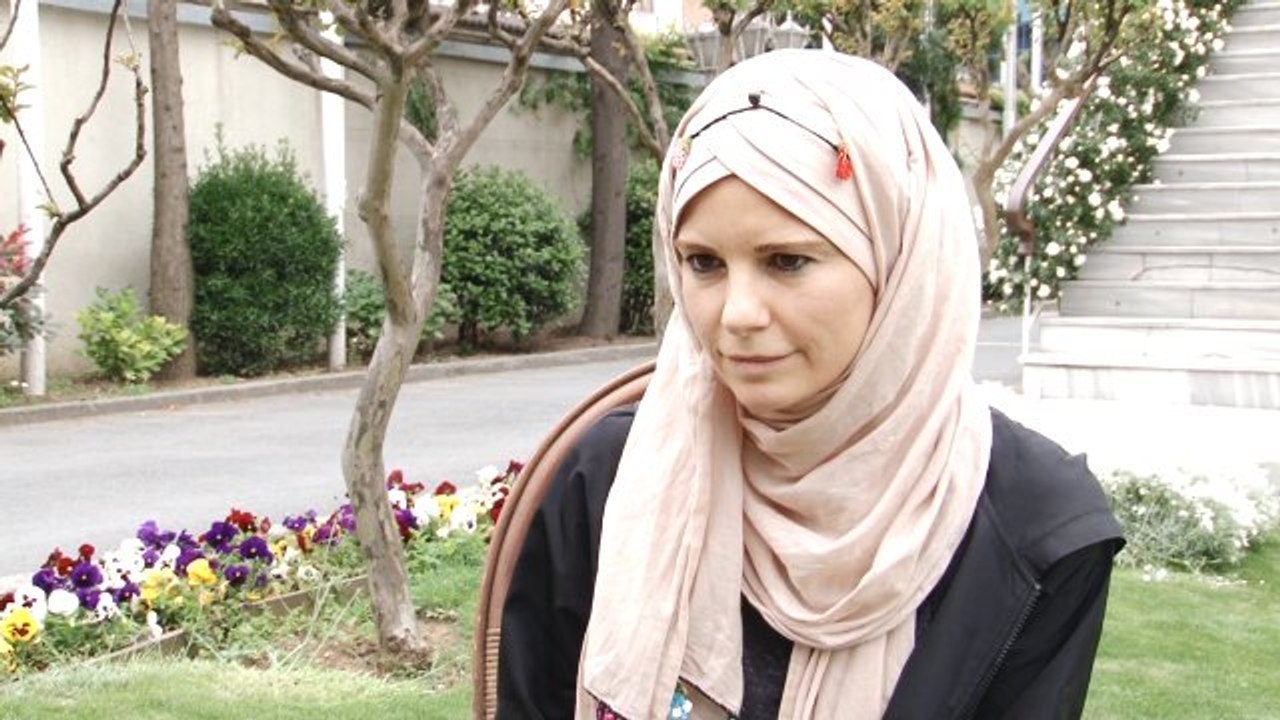 Ünlü Rallici "Gücüm Yetmedi" Diyerek Başörtüsünü Çıkardı