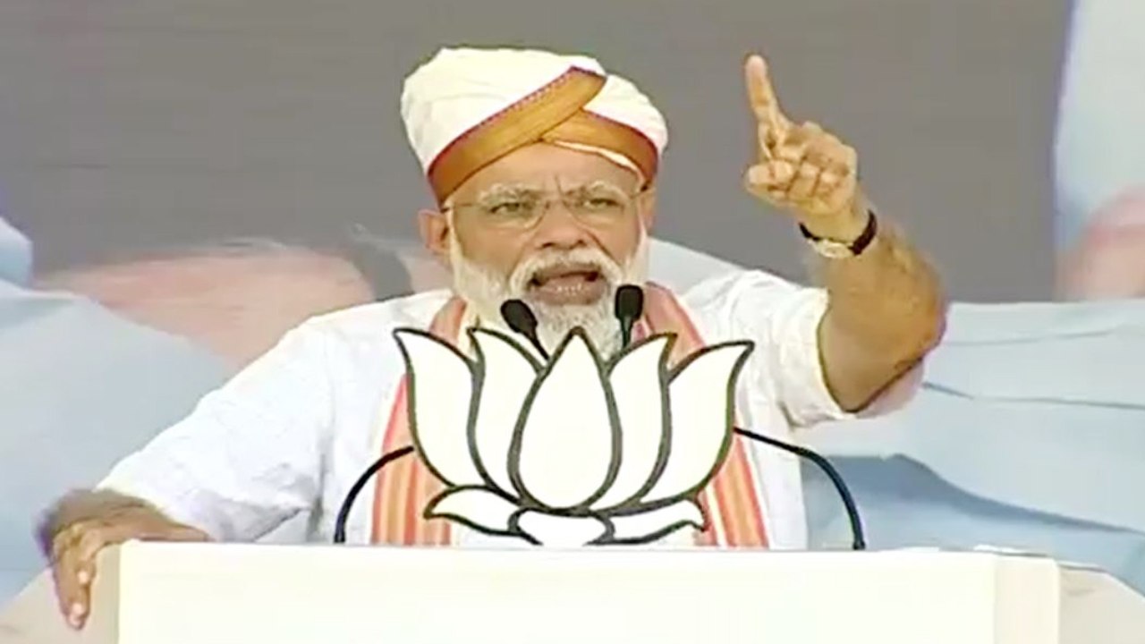 PM Modi blames Congress for Pakistan creation during a rally in Latur | Oneindia News