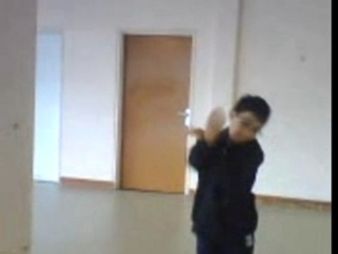 tecktonik cedric qui danse un pote