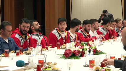 Oktay, şampiyon hentbolcuları kabul etti - ANKARA