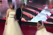 Cô gái mặc váy cô dâu xông vào đám cưới bạn trai cũ đòi quay lại