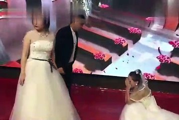 Cô gái mặc váy cô dâu xông vào đám cưới bạn trai cũ đòi quay lại