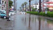 Didim’de şiddetli yağmur...Bulvar ve caddeler sular altında kaldı, rögarlar taştı