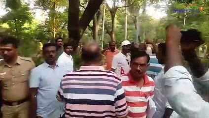 தேர்தல் அதிகாரி மீது பாய்ந்த கட்சியினர்-வீடியோ