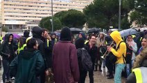 Marseille : les gilets jaunes chantent devant la gare Saint-Charles