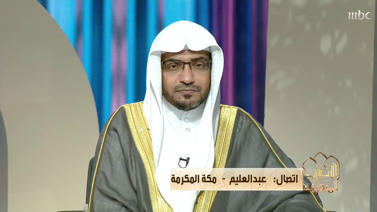 ما الفرق بين (يطوف) و(يطاف) في القرآن الكريم؟