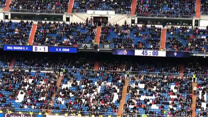 El Bernabéu despidió al equipo al descanso con una tremenda pitada