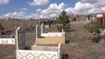 Yardım Paralarıyla Köy Mezarlığı Ağaçlandırılıyor