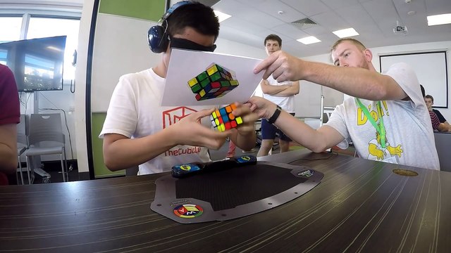 Yeux bandés, il termine un rubik's cube en 16 secondes... record du monde !