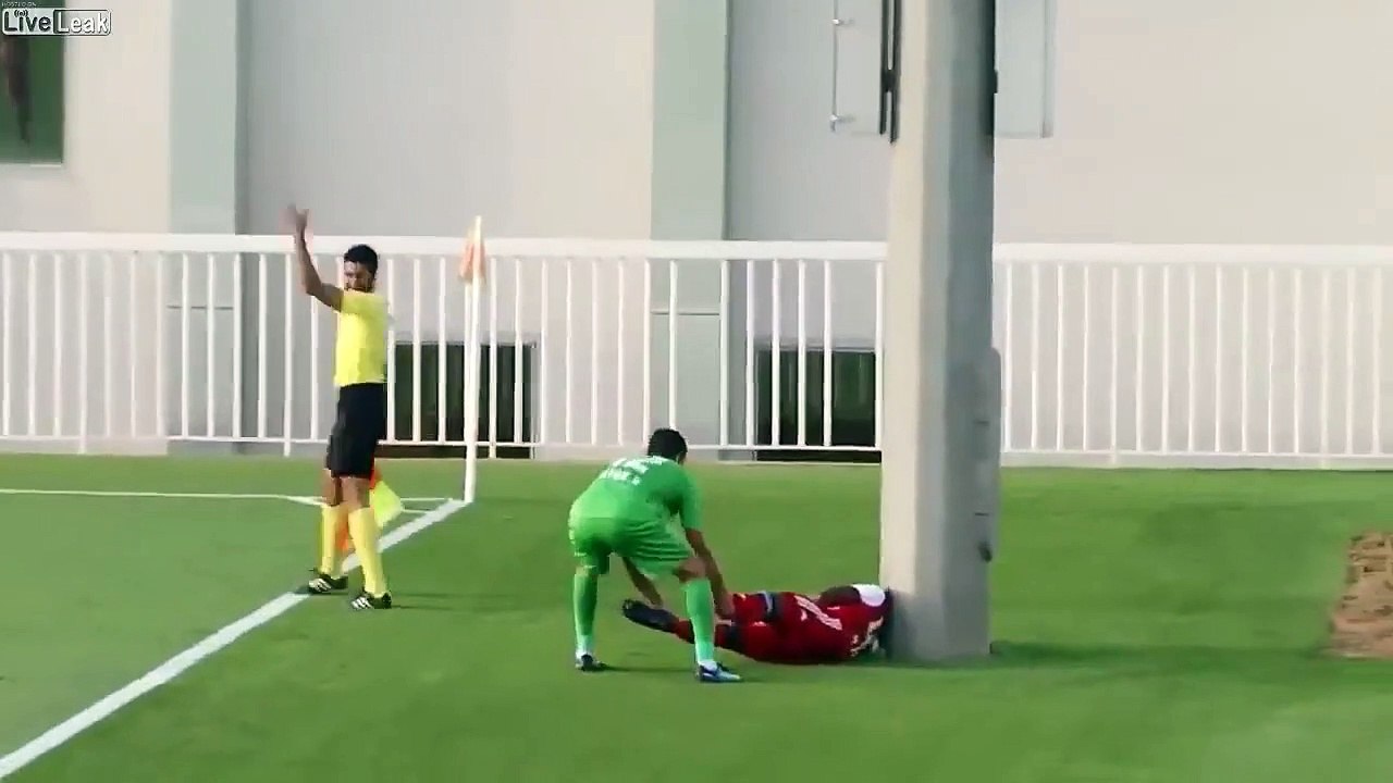 KO d'un joueur de foot sur le lampadaire du stade en plein match !