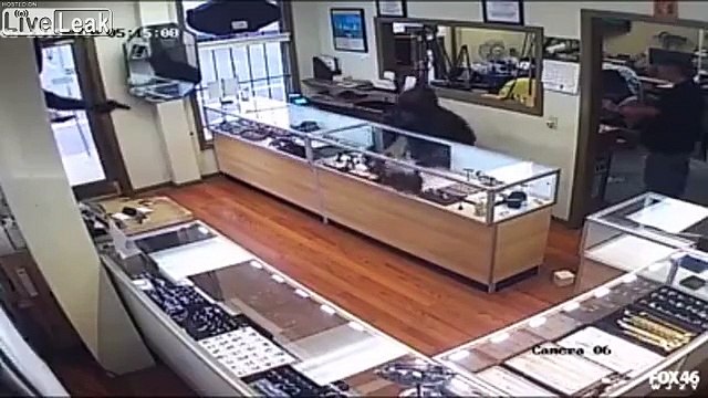 Il chasse un braquer avec un marteau dans sa bijouterie !