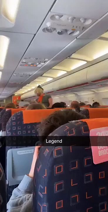 Déguisé il imite l'hôtesse de l'air dans l'avion auprès des passagers hilares !