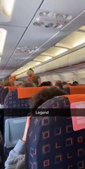 Déguisé il imite l'hôtesse de l'air dans l'avion auprès des passagers hilares !