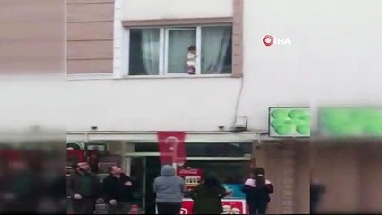 Penceredeki bebek yürekleri ağza getirdi