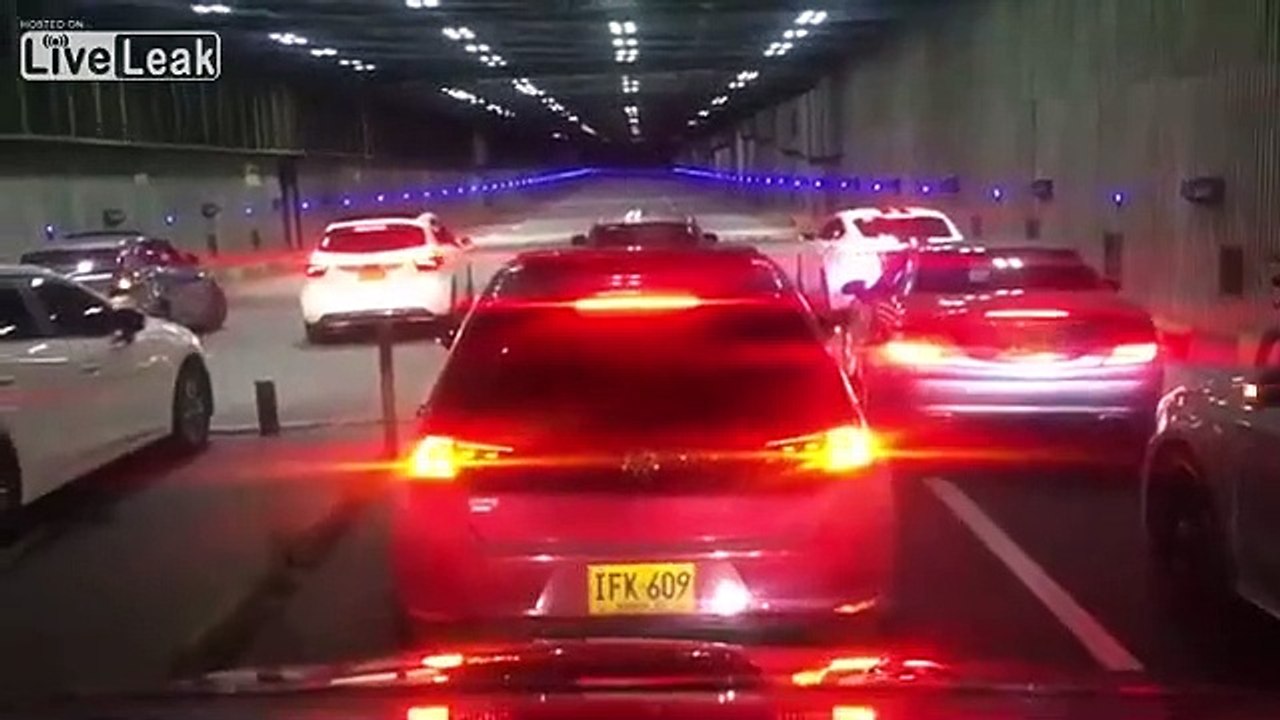 Ces conducteurs organisent une course illégale dans un tunnel et ça tourne très mal