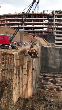 Ces ouvriers tentent de remonter un engin de chantier avec une grue ! Raté