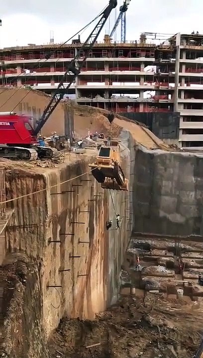 Ces ouvriers tentent de remonter un engin de chantier avec une grue ! Raté