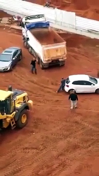 Cet ouvrier devient fou... Road rage incroyable