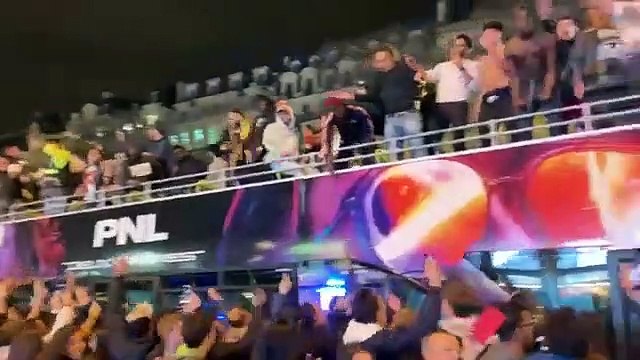 Les rappeurs de PNL défilent dans un bus sur les Champs Elysées à Paris comme les Bleus