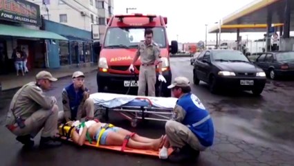 Mulher sofre fratura após ser atropelada por moto