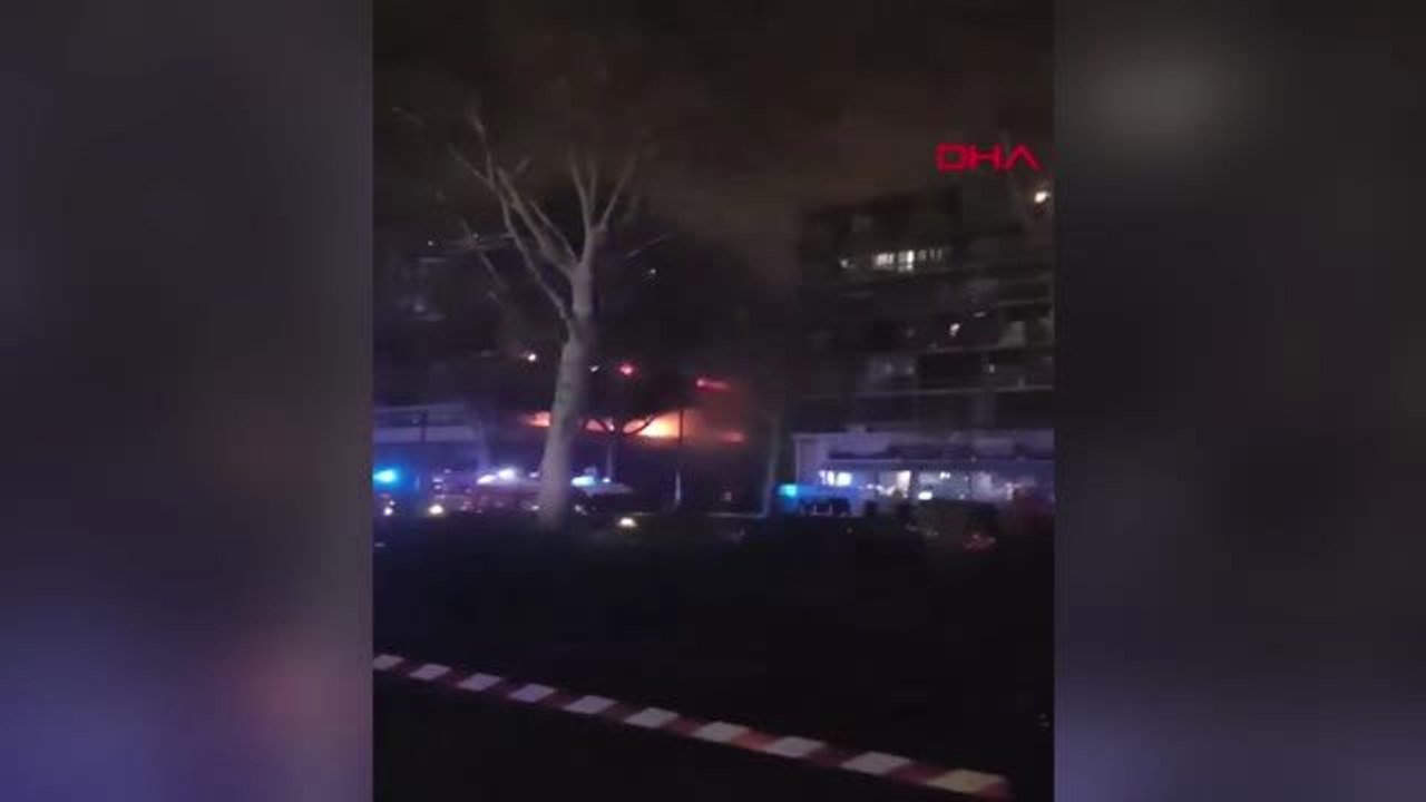 Dha Dış - Paris'te Yanan Binada Patlama Meydana Geldi - 2