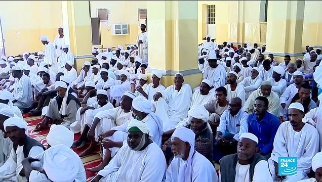 Sudanese protesters clash with security forces outside Bashir's compound