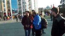 Taksim Meydanı’nda yumruk yumruğa kavga kamerada