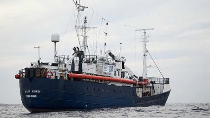 El Alan Kurdi sigue buscando un puerto seguro para los 64 migrantes que lleva a bordo