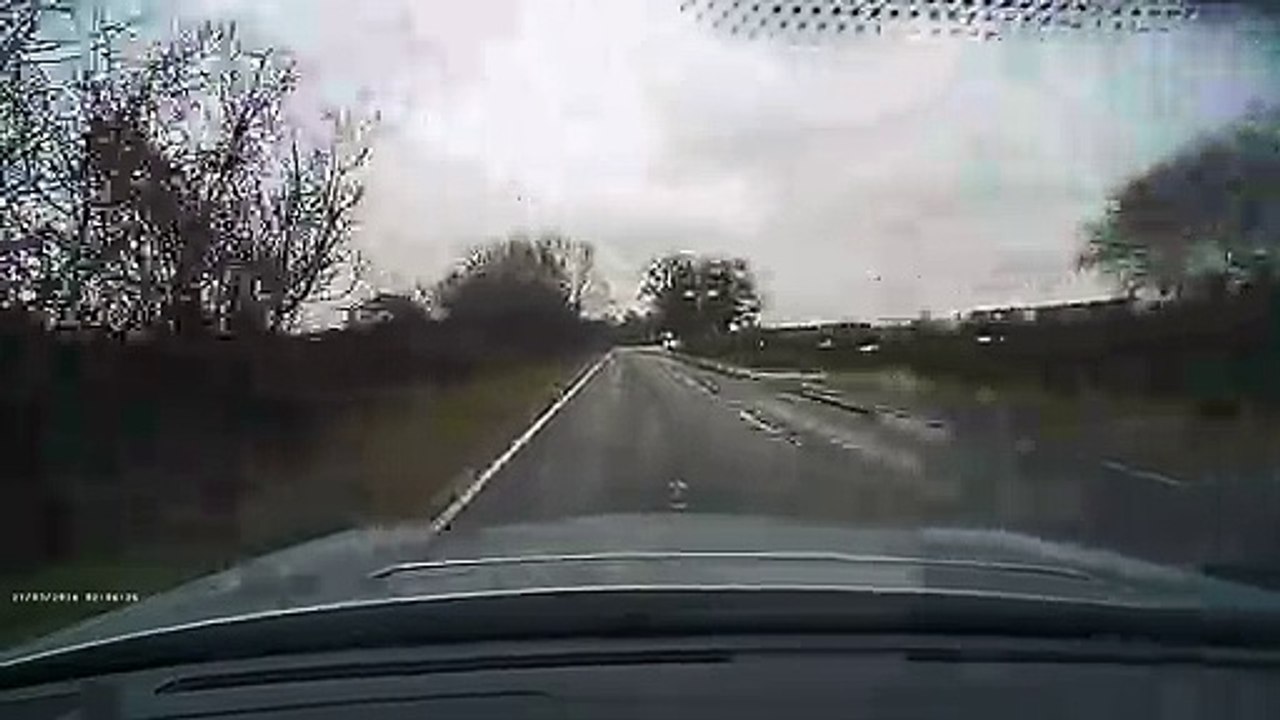 El peligro de cruzarse con un camión en una carretera inundada