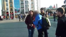 Taksim Meydanı’nda Yumruk Yumruğa Kavga Kamerada