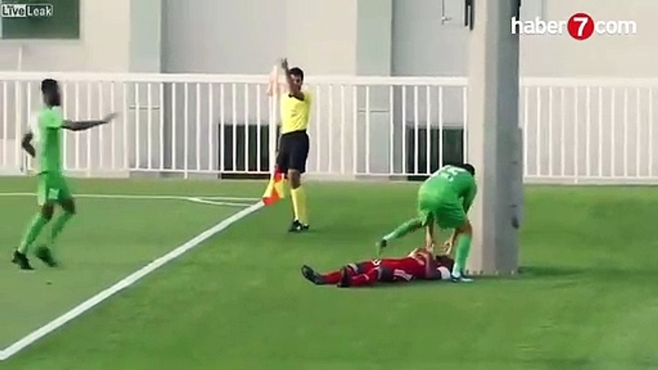 İkili mücadelede dengesini kaybeden futbolcu direğe çarptı - Video 7