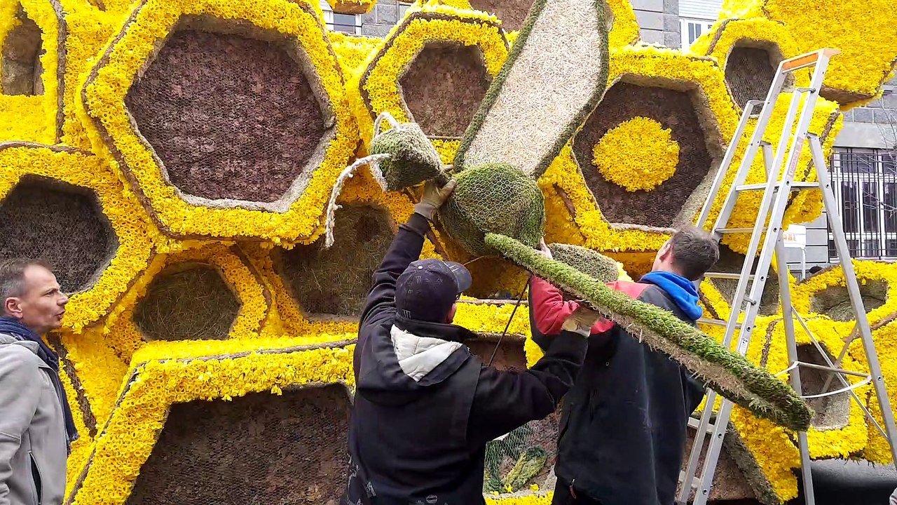 Dernières retouches sur les chars de la Fête des Jonquilles avant le corso fleuri