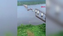 Dha Dış ? Feribot Köprüye Çarptı, İki Otomobil Suya Düştü