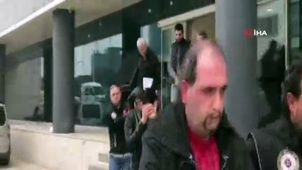 Uyuşturucu tacirleri uyuşturucuyu satamadan yakalandı