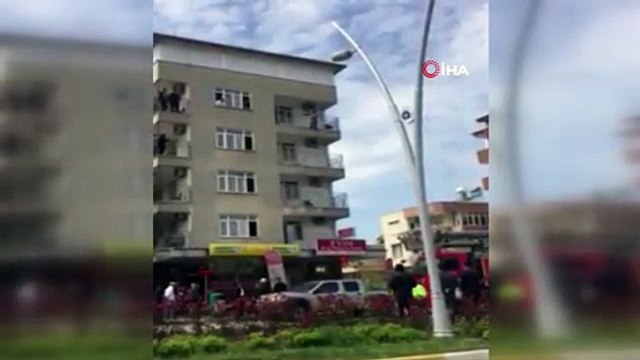 Çocuğunu göremeyince 3. katın balkonunda intihara kalkıştı